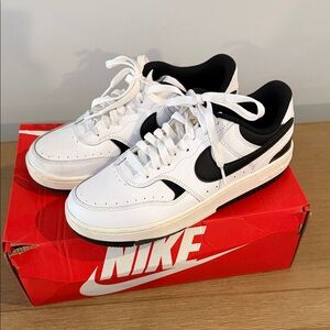 Nike Classic White and Black Shoes GAMMA FORCE 8.5 with box